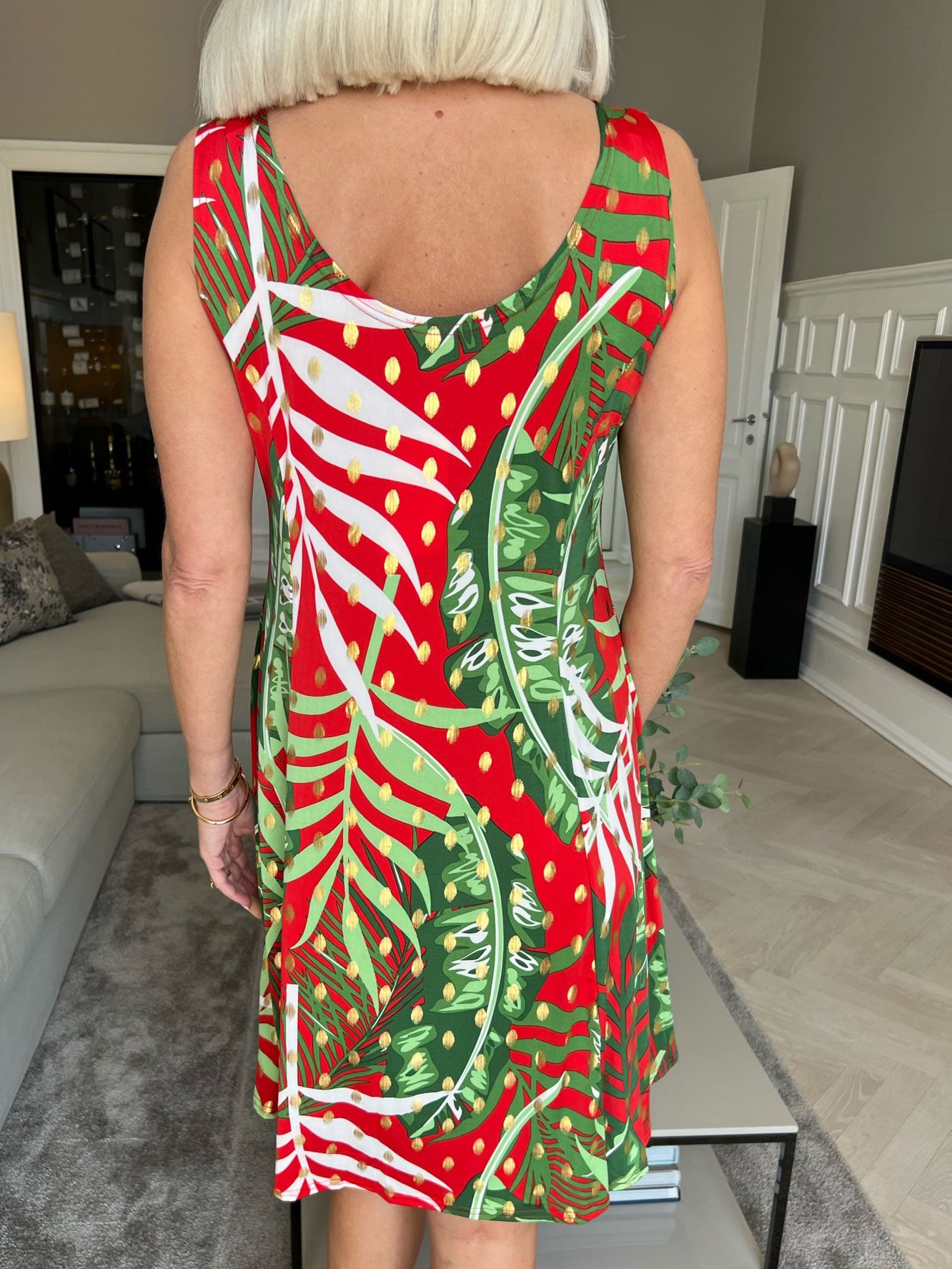 Maj - Söt stretchig sommarklänning med guldfläckar